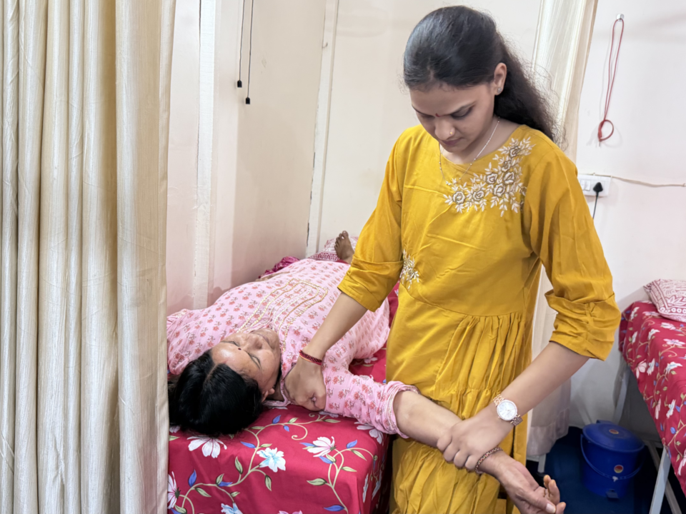 Dr. Suman Choudhary treating a patient at UR Physio Clinic, Murlipura, Jaipur